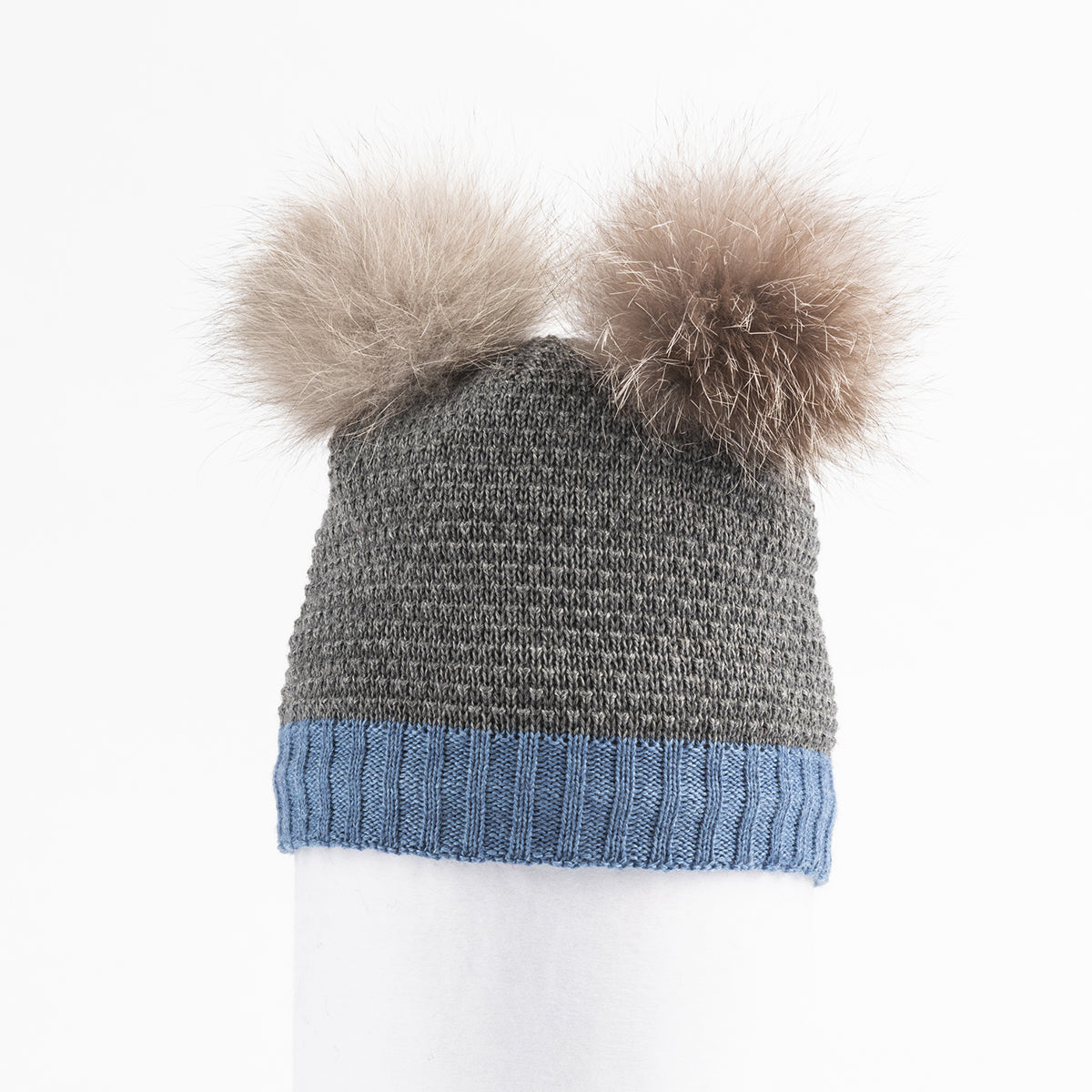 TUQUE POUR BÉBÉ AVEC POMPONS EN FOURRURE RECYCLÉE
