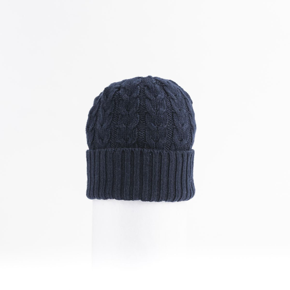 RECYCLED CASHMERE CABLE BEANIE GOLF  4500 NAVY O/S  