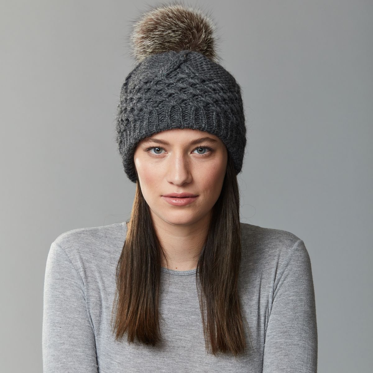 TUQUE À GROSSES TORSADES TRICOTÉES ET POMPON EN FOURRURE RECYCLÉE